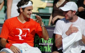 Roger_Federer_training_with_Stan